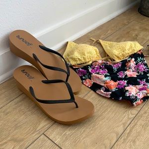 Wedge Reef Flip Flop with Sparkles - Black/Tan